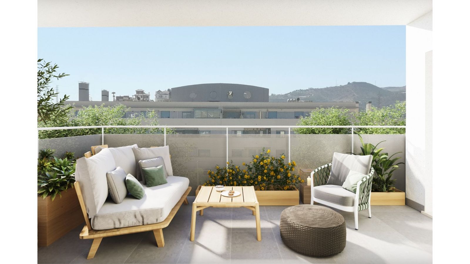 Balkon met zithoek en uitzicht op de stad.